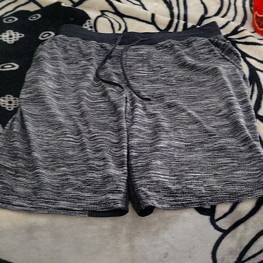 Lululemon mens shorts color black white grey size large